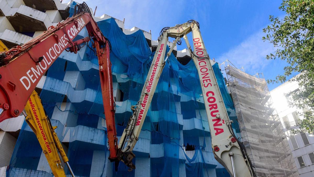 Máquinas trabajando en el derribo del hotel de pacientes.