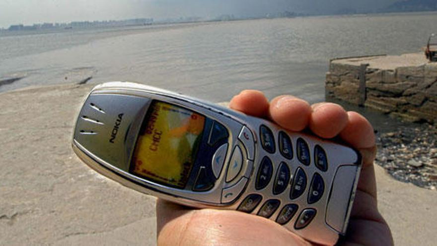 Un usuario con su móvil