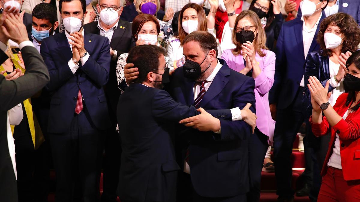 Pla general del president d&#039;ERC, Oriol Junqueras, felicitant Pere Aragonès, amb la resta de representants de la formació al darrere. Imatge del 21 de maig del 2021 (Horitzontal)