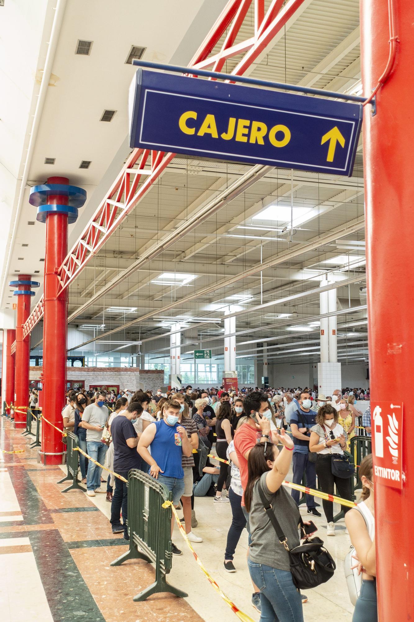 Segundo día de vacunaciones y retrasos en el Centro Comercial La Rambla