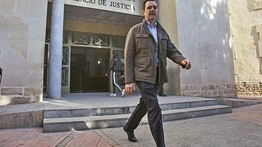 Miguel López, a la salida del juzgado tras una de sus comparecencias.
