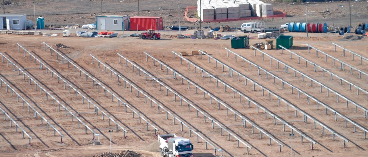 Trabajos previos para la instalación de una planta fotovoltaica en Agüimes.