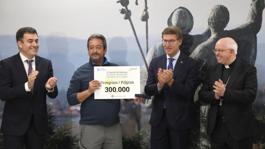 Miguel Pozo Guerra con su acreditación como peregrino 300.000.