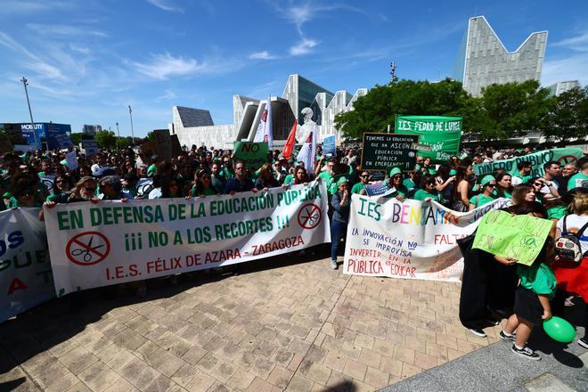 En imágenes I Protesta a las puertas del Departamento de Educación en el primer día de huelga de los profesores de Aragón