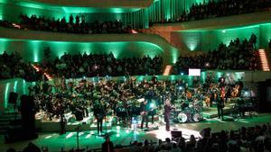 El cantante británico Robbie Williams y los músicos de la Nueva Orquesta Filarmónica de Fráncfort actúan en el escenario durante un concierto en directo en la Gran Sala de la Elbphilharmonie (Archivo)