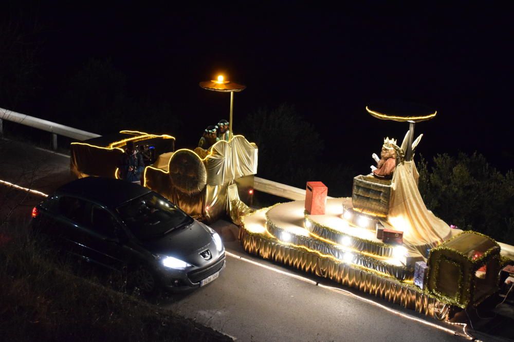 Set carrosses estàtiques acompanyen a Ses Majestats a Artés