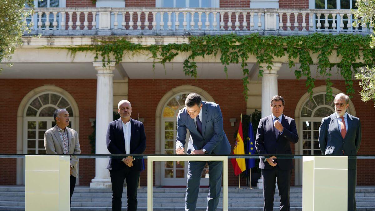 Pedro Sánchez firma el pacto de las pensiones en Moncloa.