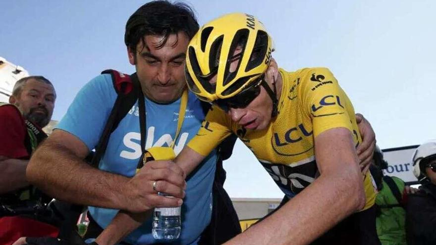 En la imagen de arriba, Cristian Alonso ayuda a Froome tras cruzar la meta del Alpe d&#039;Huez, en el Tour de 2015. A la izquierda, el de Colunga, con el maillot amarillo que le dedicó Wiggins, ganador del Tour en 2012.