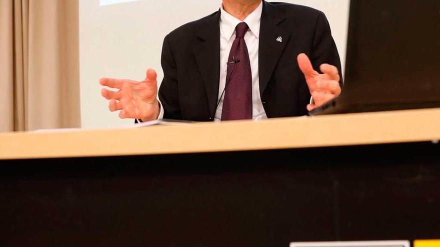 David Alvargonzález, ayer, durante su lección en la Escuela de Filosofía de Oviedo, en la Fundación Gustavo Bueno.