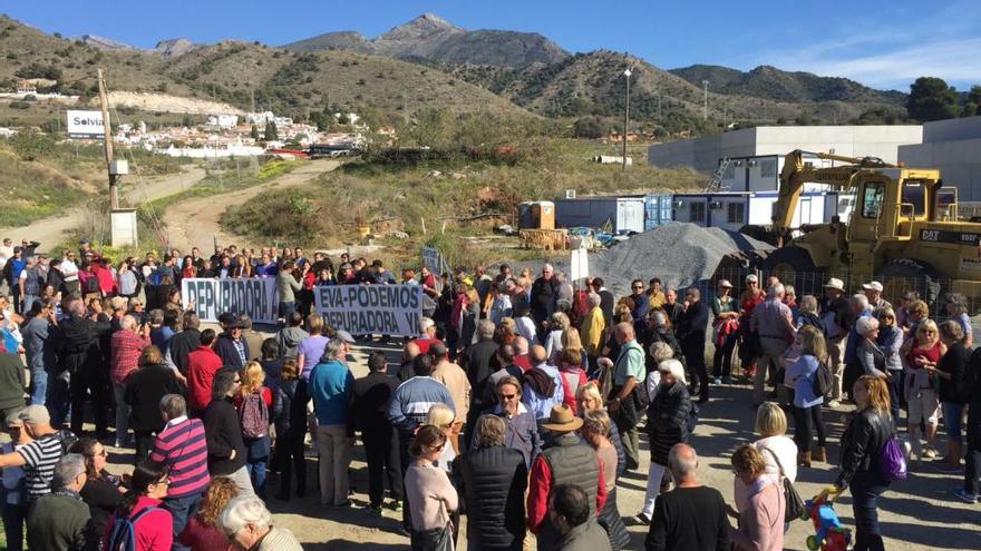 Vecinos protestaron el sábado por los retrasos en la depuradora de Nerja. El tripartito nerjeño lamentó ayer que el PP no se sumase el sábado a la manifestación para demandar la depuradora