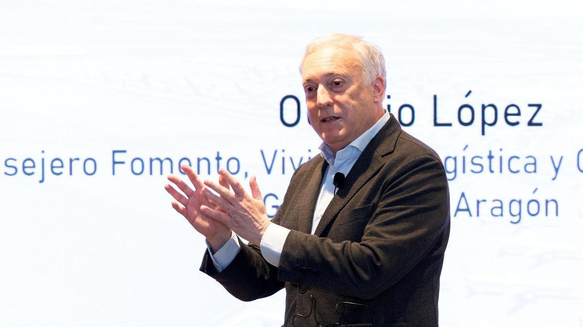 El consejero de Fomento y presidente del Consorcio del Aeropuerto, Octavio López, en la jornada 'El aeropuerto pone en órbita a Teruel' organizada por El Periódico de Aragón en la Cámara de Comercio e Industria de Teruel.