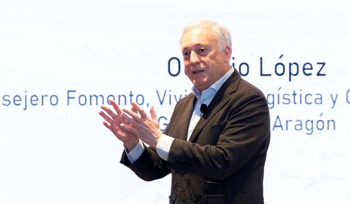 El consejero de Fomento y presidente del Consorcio del Aeropuerto, Octavio López, esta mañana en la jornada El aeropuerto pone en órbita a Teruel organizada por EL PERIÓDICO DE ARAGÓN en la Cámara de Comercio e Industria de Teruel.