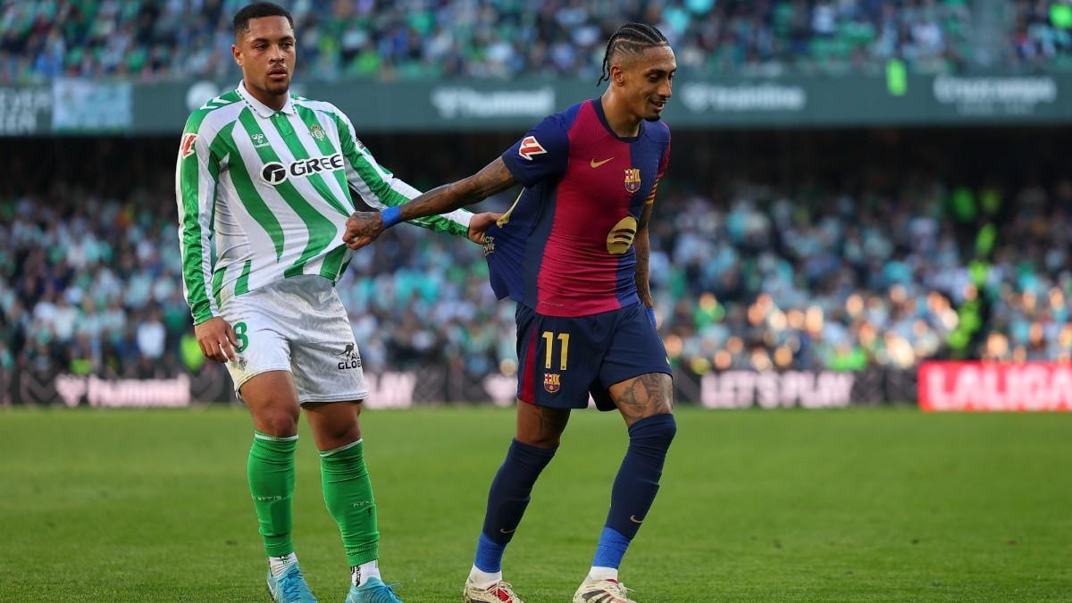 Vitor Roque y Raphinha, durante el partido