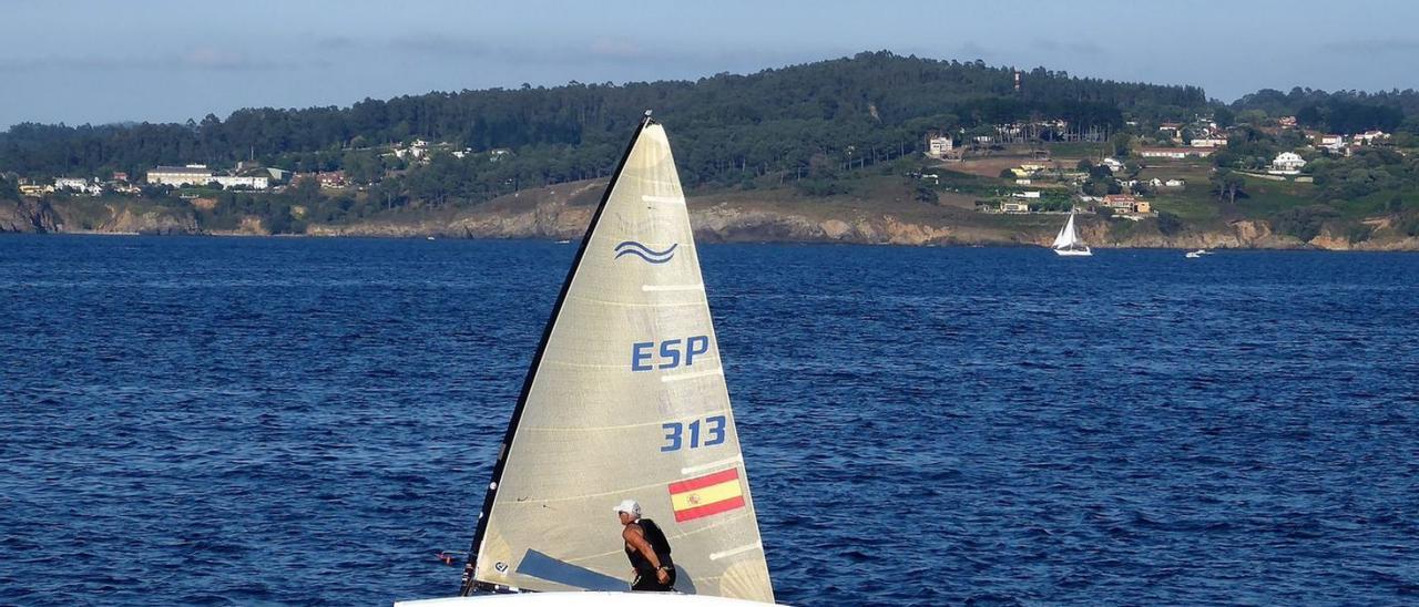 Embarcación de vela por la ría coruñesa, con Oleiros al fondo. |   // M.V.