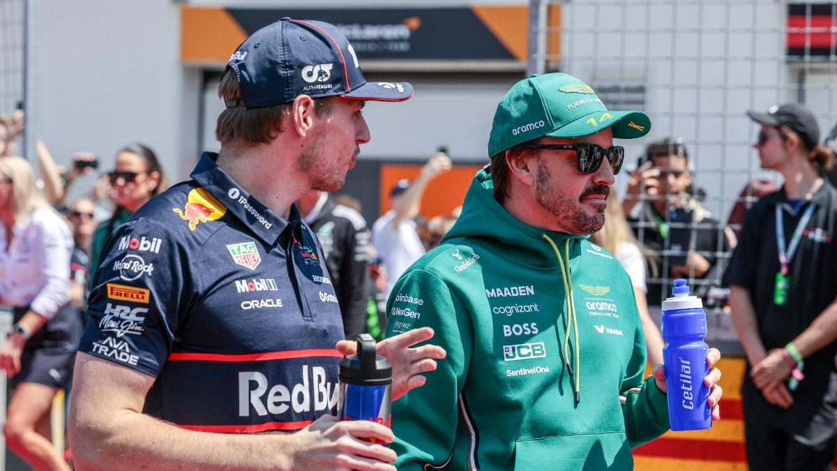 Max Verstappen y Fernando Alonso durante el GP de Canadá de 2025