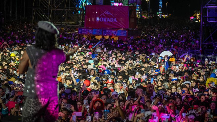 Elvis Crespo presume de la &#039;vibración&#039; en merengue del Carnaval de Tenerife