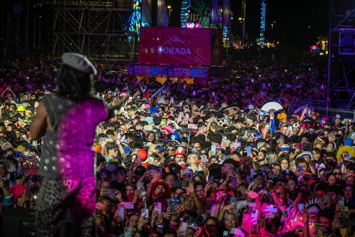 El cantante Elvis Crespo, uno de los intérpretes del segundo Carnaval de Día, la jornada más multitudinaria de 2025.