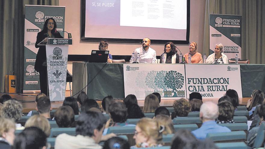 La oncóloga Ana Ruiz anima a los pacientes de Zamora a &quot;tomar las riendas de la enfermedad&quot;