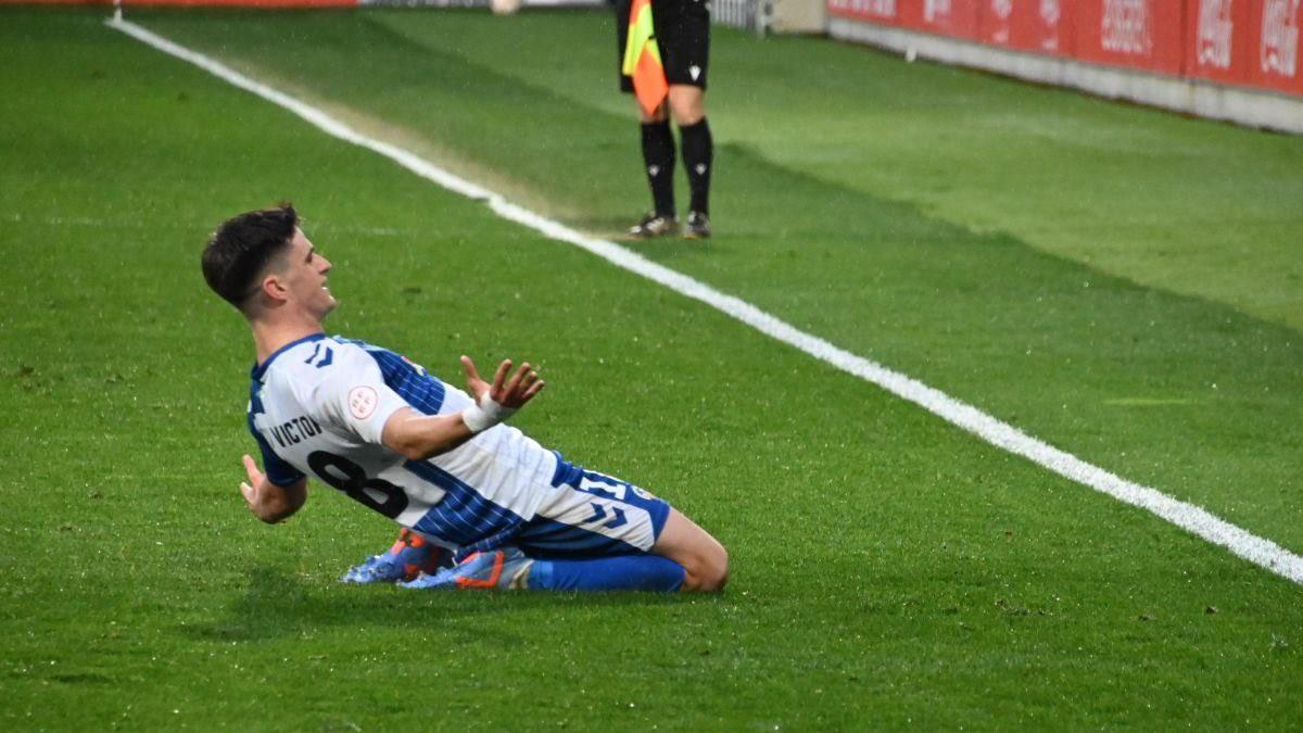 Pau Víctor, celebrando su gol con el Sabadell en Lezama