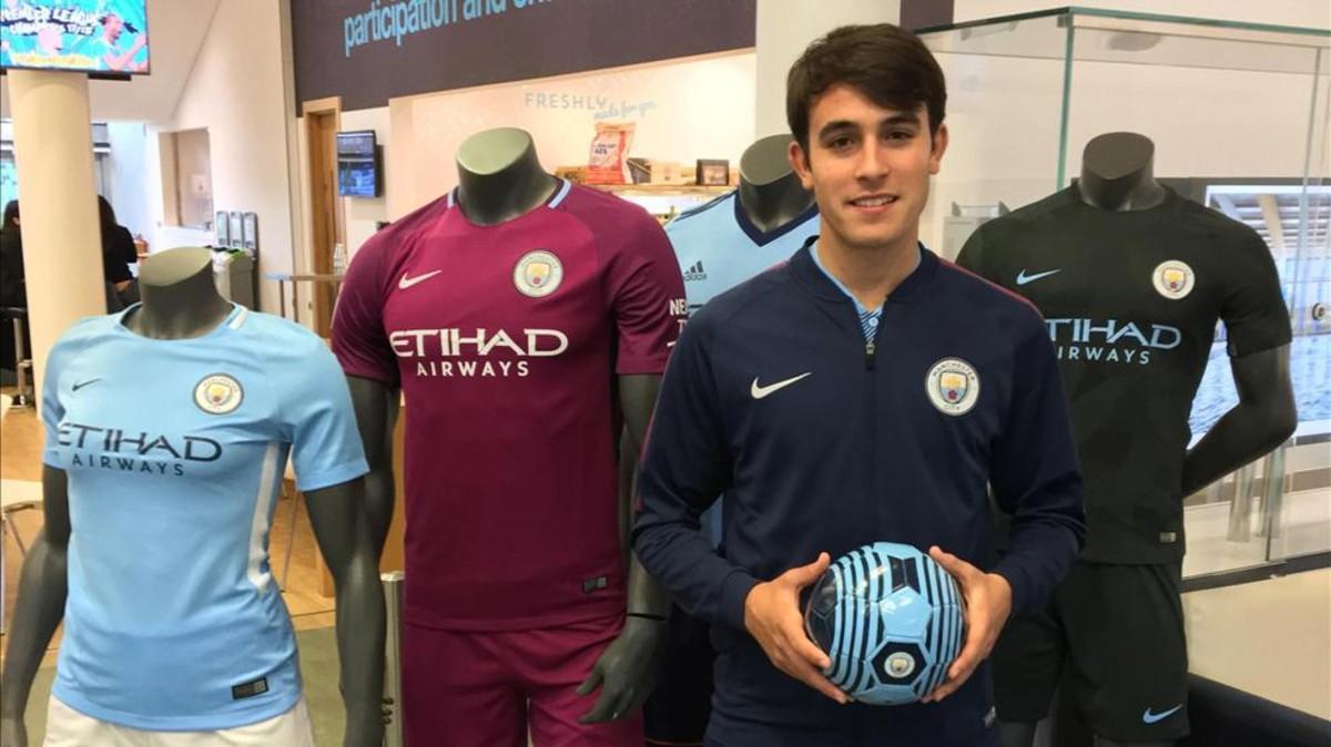 Eric García posa con las equipaciones del City