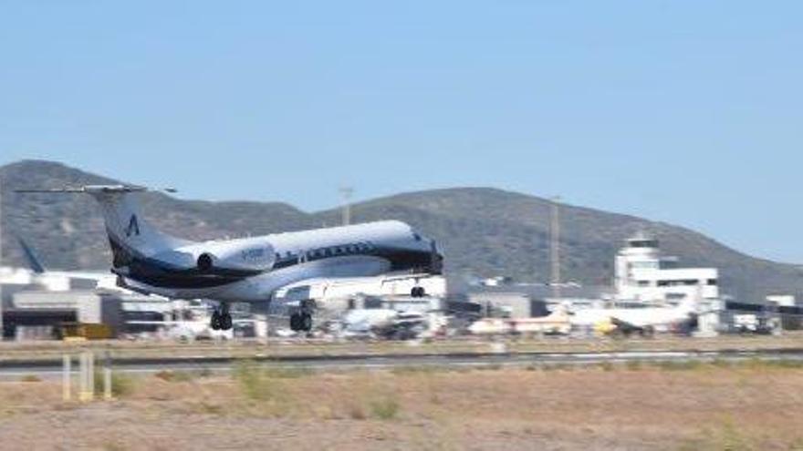 Un avión privado aterriza en el aeropuerto de Ibiza.