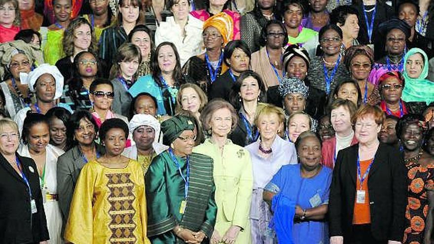 La Reina y Fernández de la Vega, rodeadas de algunas de las asistentes al Encuentro.