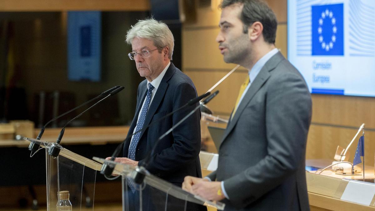 El ministro de Economía, Carlos Cuerpo, y el comisario de Asuntos Económicos, Paolo Gentiloni, en rueda de prensa, en Madrid.