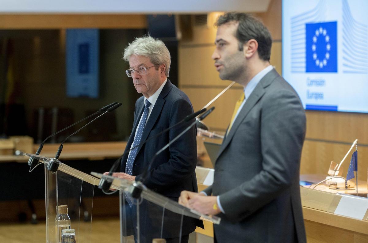 El ministro de Economía, Carlos Cuerpo, y el comisario de Asuntos Económicos, Paolo Gentiloni, en rueda de prensa, en Madrid.