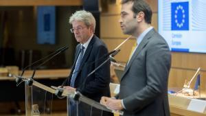 El ministro de Economía, Carlos Cuerpo, y el comisario de Asuntos Económicos, Paolo Gentiloni, en rueda de prensa, en Madrid.