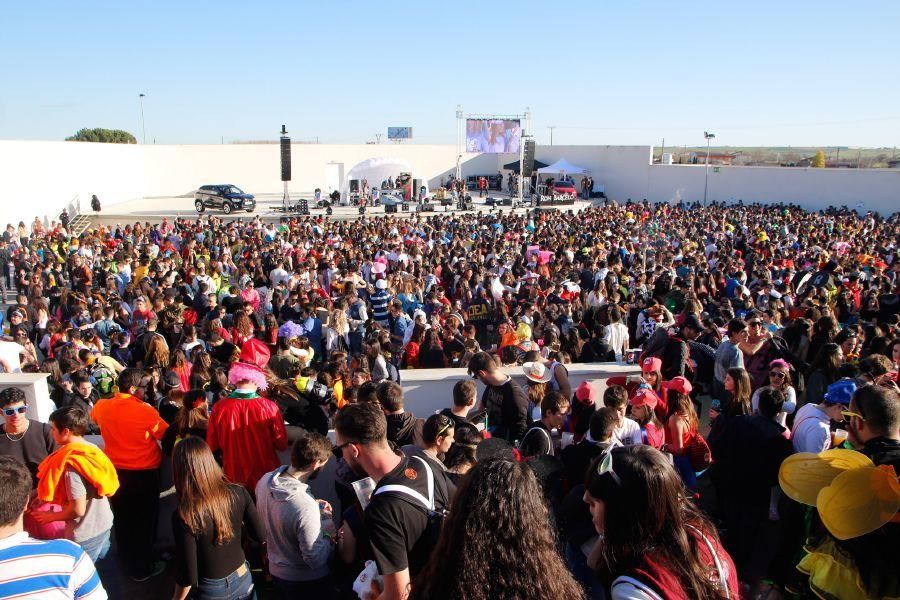 Miles de jóvenes en la fiesta del año