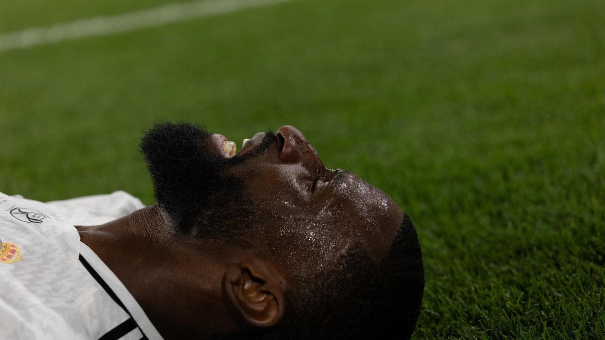 Antonio Rüdiger en el suelo durante la final de la Copa del Rey 2024-2025