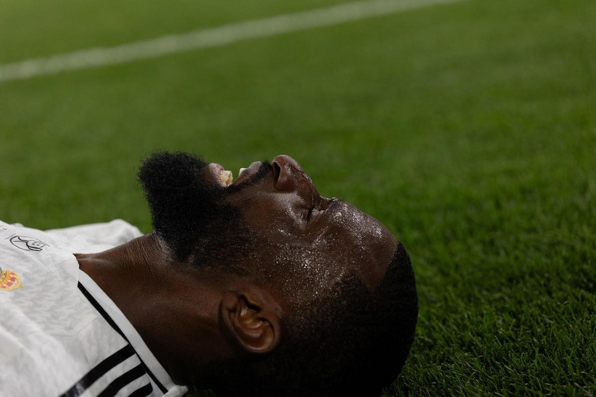 Antonio Rüdiger on the ground during the final of the Copa del Rey 2024-2025