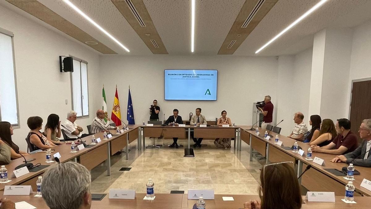 José Antonio Nieto se reúne con una veintena de asociaciones donde menores infractores cumplen prestaciones en beneficio de la comunidad y tareas socioeducativas impuestas por los jueces.