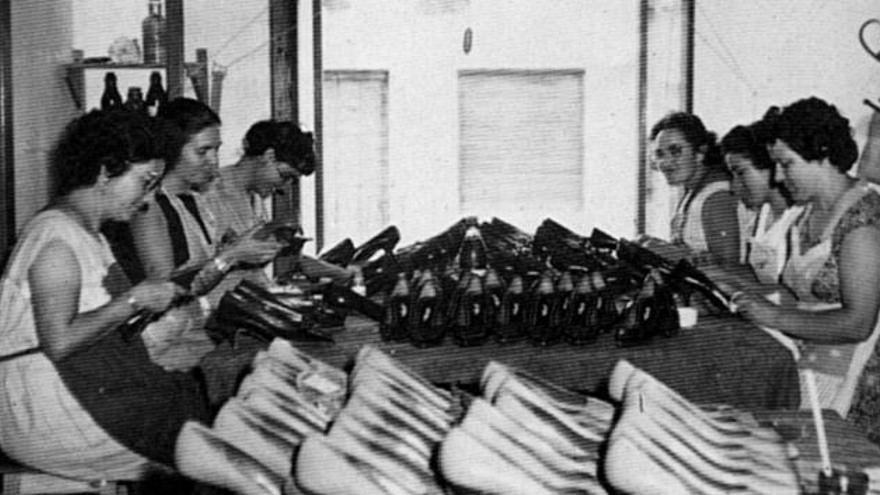 Trabajadores del calzado en una fábrica zapatera de Elda en una imagen de la década de los 60.