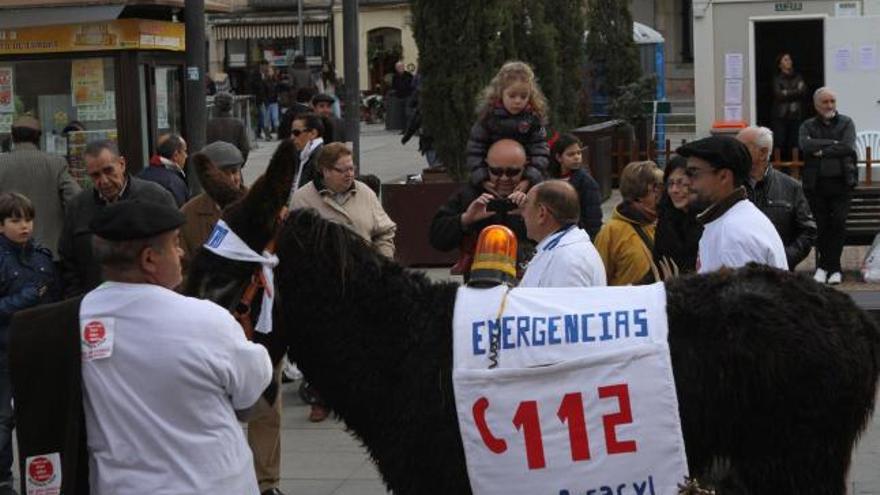 Un burro representa a Emergencias 112.