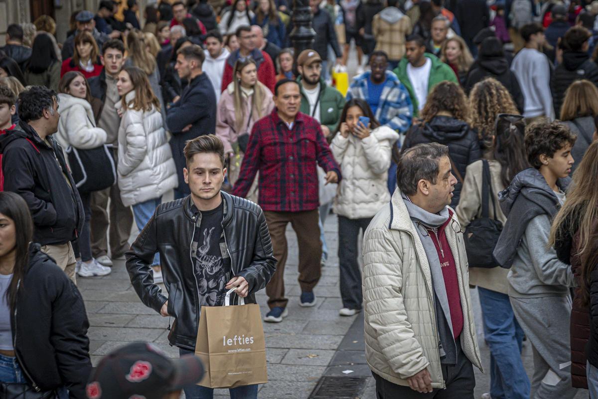 Las compras de Navidad llenan el centro de Barcelona