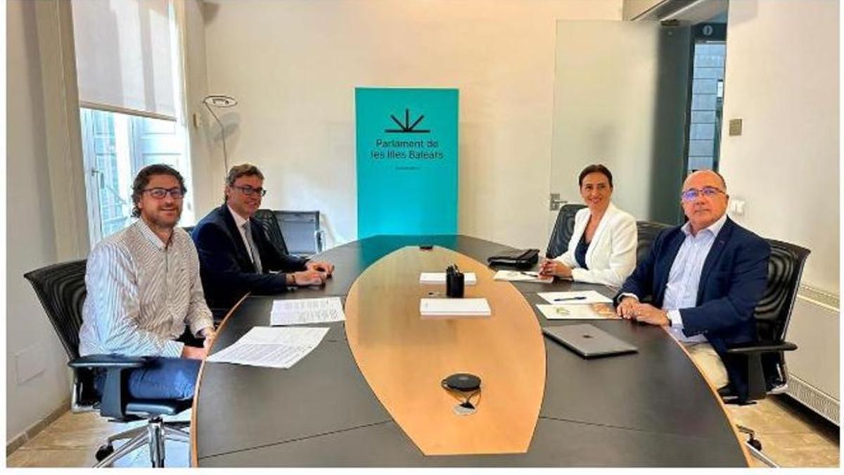 Representantes del Partido Popular y Vox durante la comisión de seguimiento. Representantes del Partido Popular y Vox durante la comisión de seguimiento.