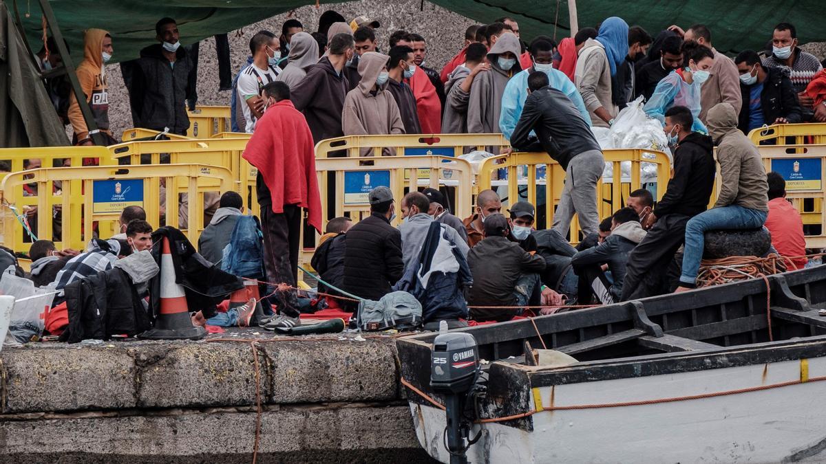 Migrantes en el muelle de Arguineguín.