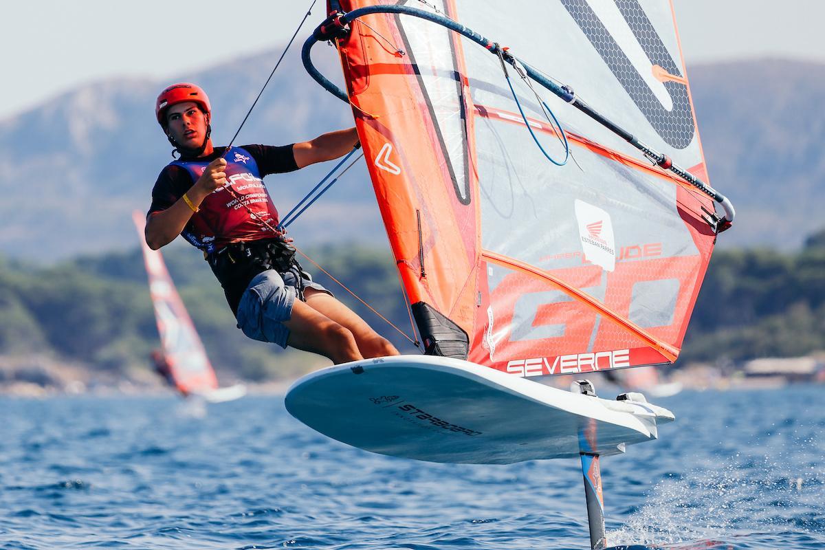 El equipo de windsurf del Club Náutico de Santa Pola, presente en una de las citas más importantes de la temporada.