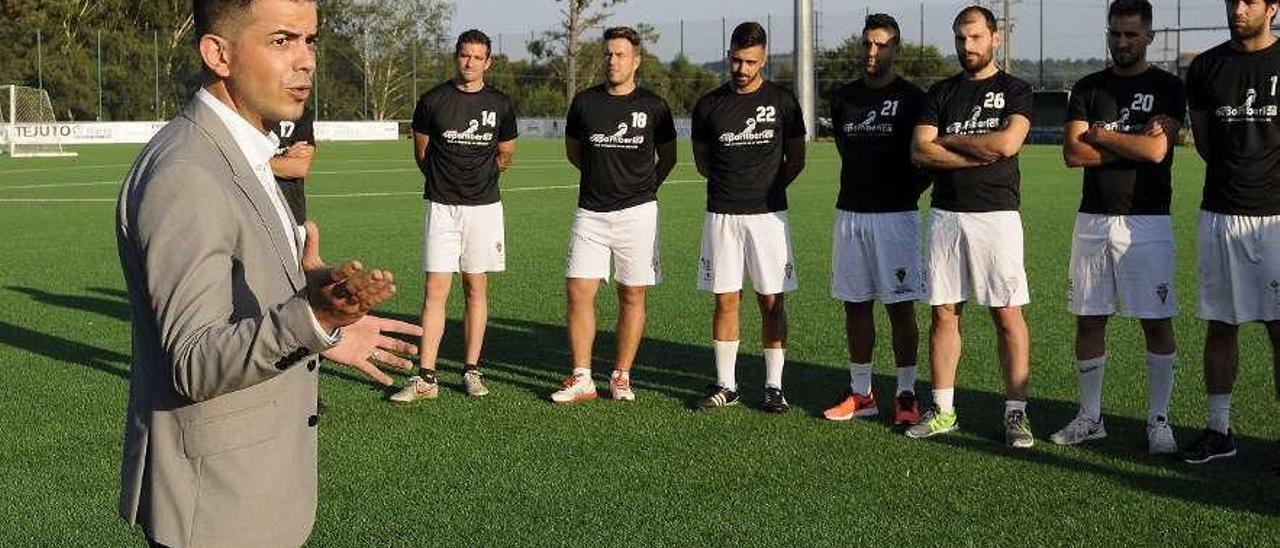 Marcos Torres se dirige a los jugadores del Lalín en el inicio de la pretemporada. // Bernabé/Javier Lalín