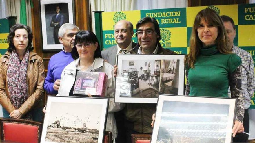 Los premiados posan junto a sus obras y los representantes de Espigas y Caja Rural.