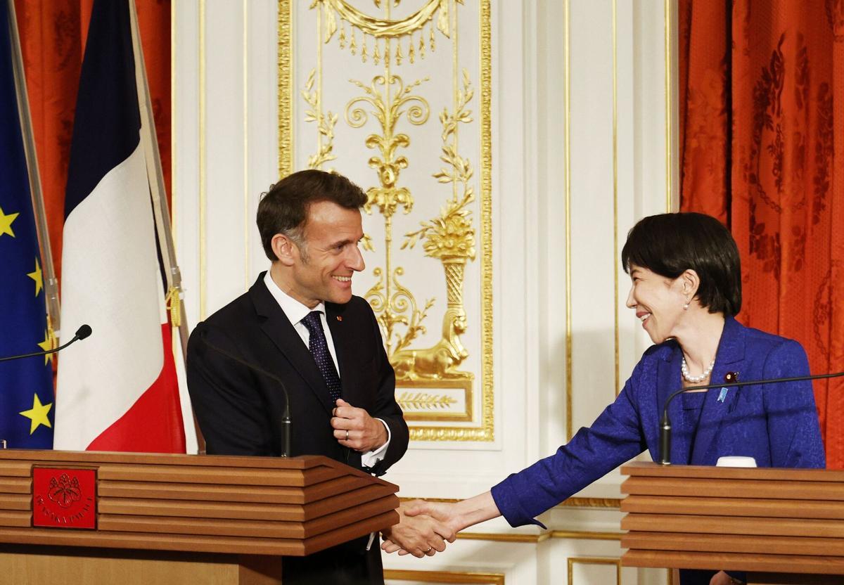 La primera ministra Sanae Takaichi y el presidente francés  Emmanuel Macron
