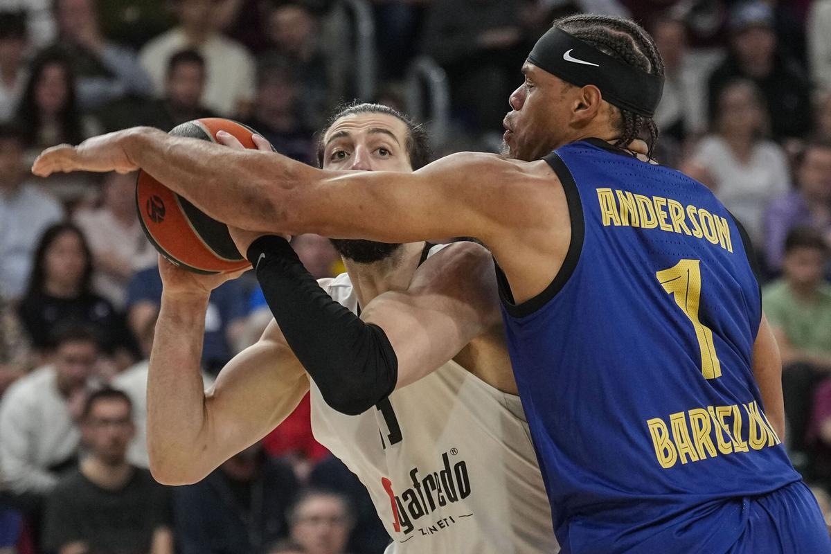Justin Anderson, en acci車n ante el alero del Virtus Segafredo Tornike Shengelia