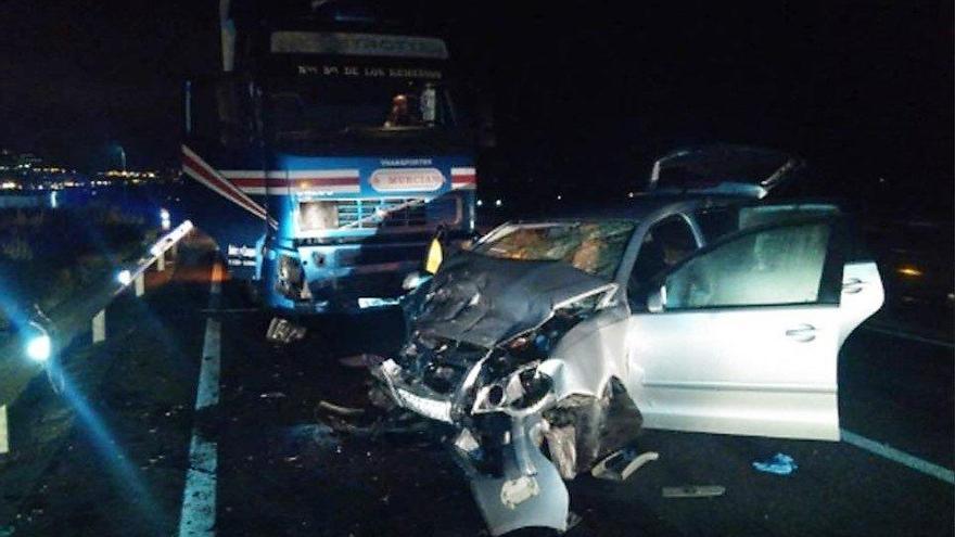 Dos heridos graves tras chocar su coche con un camión en Yecla