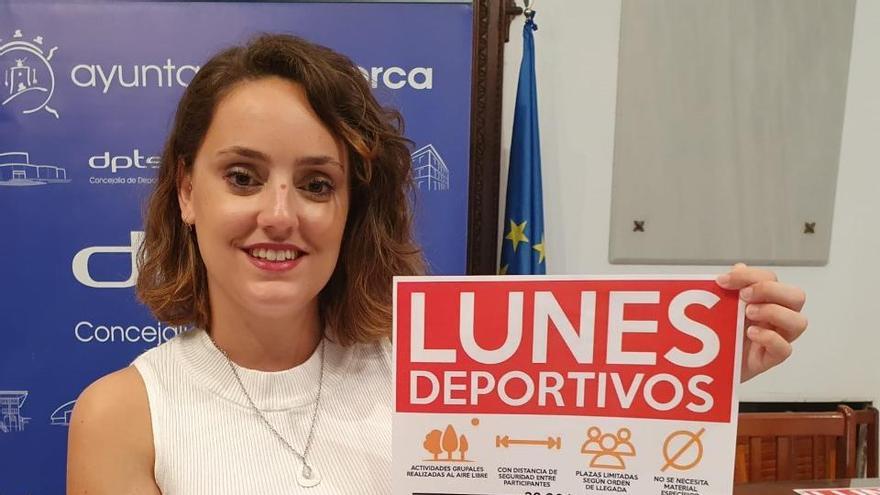 La concejala de Lorca, con el cartel