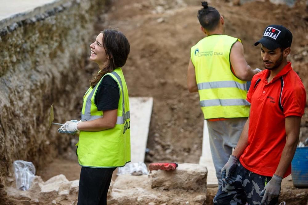 Lo que se ha encontrado en esa zona, justo debajo del asfalto por donde a diario circulan cientos de coches, tiene «un valor histórico importante»