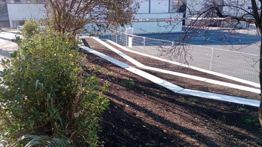 Zona verde que acondicionó el Concello y cedió al colegio A Rabadeira, junto a la ártabra. |   // L.O.