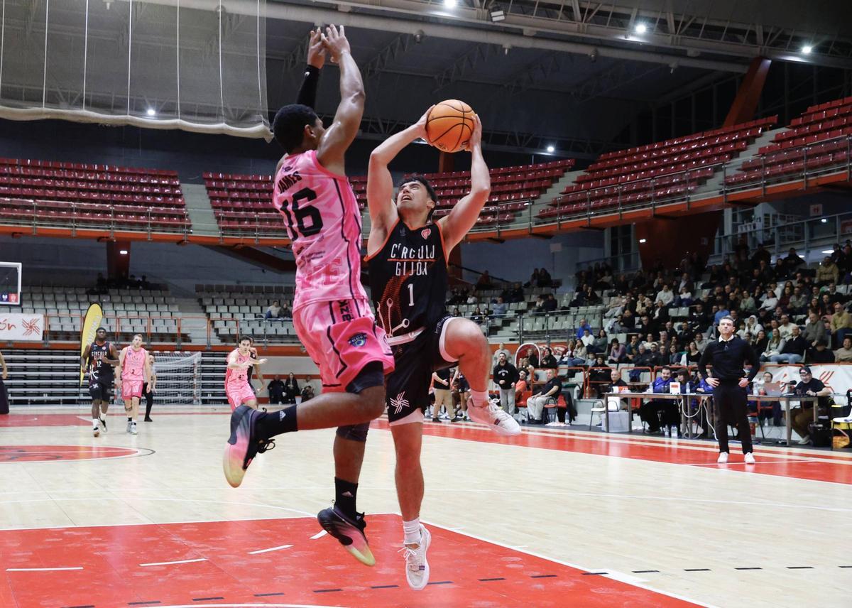 Joey Reilly intenta una canasta.