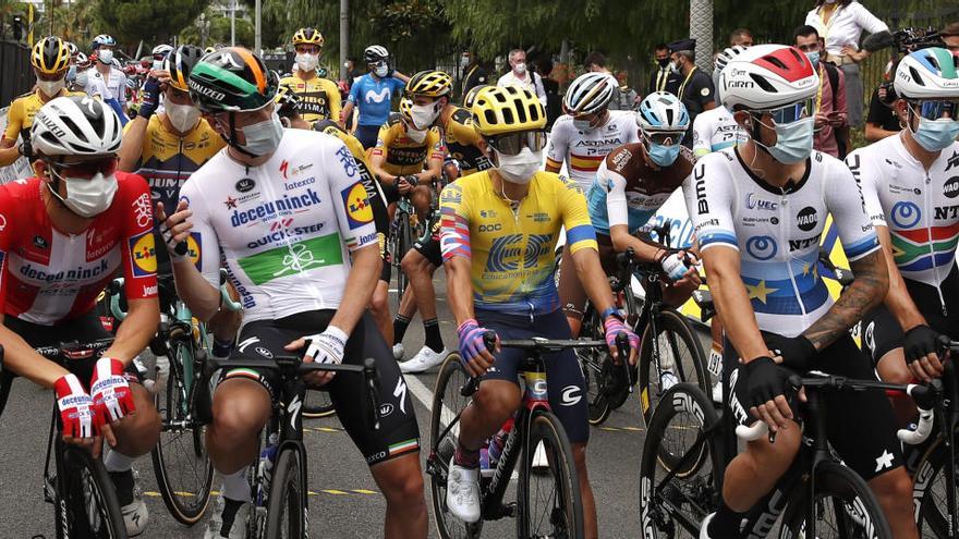 Los corredores, instantes antes de comenzar la primera etapa del Tour de Francia.