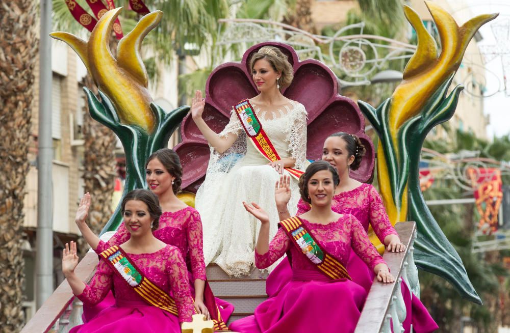 Los bailes y los trajes de los componentes de las comparsas llenaron la calle Alicante y la avenida Ancha de Castelar de colorido y originalidad.